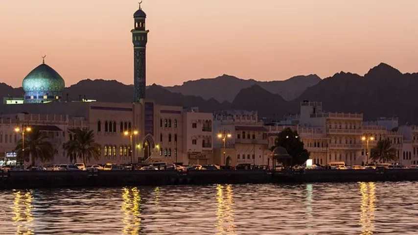 Atardecer en el puerto Muttrah Corniche de la capital portuaria Mascate en Omán. (Foto: Wikimedia)