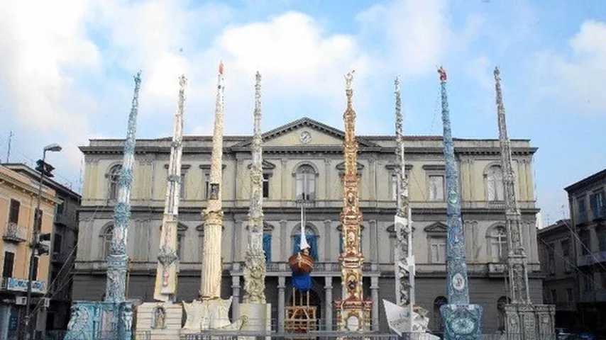 La Fiesta de Gigli di Nola, celebración italiana con obeliscos danzantes, une arte, tradición y comunidad.