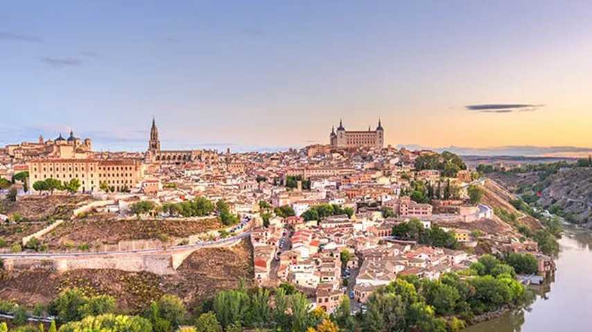 Recorrer Toledo, El Escorial, Chinchón o Alcalá de Henares de forma gratuita. (Foto: Envato)