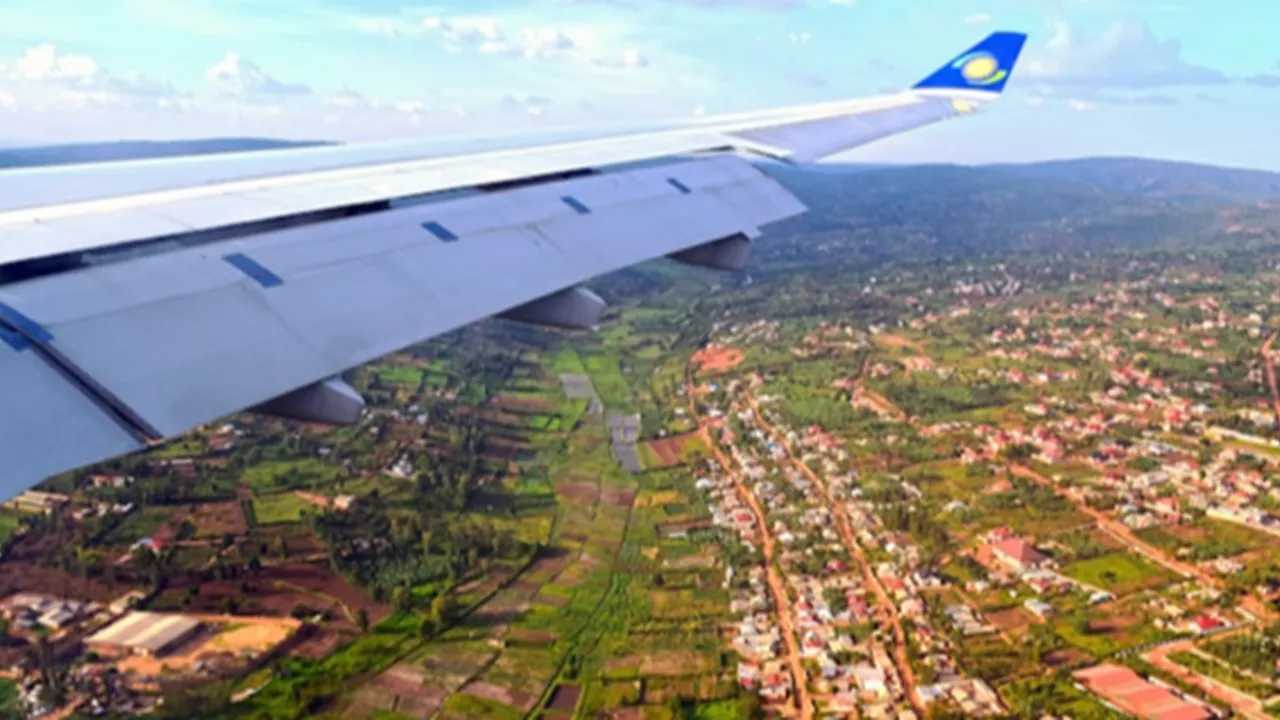 Vista aérea de Ruanda desde un avión en descenso.