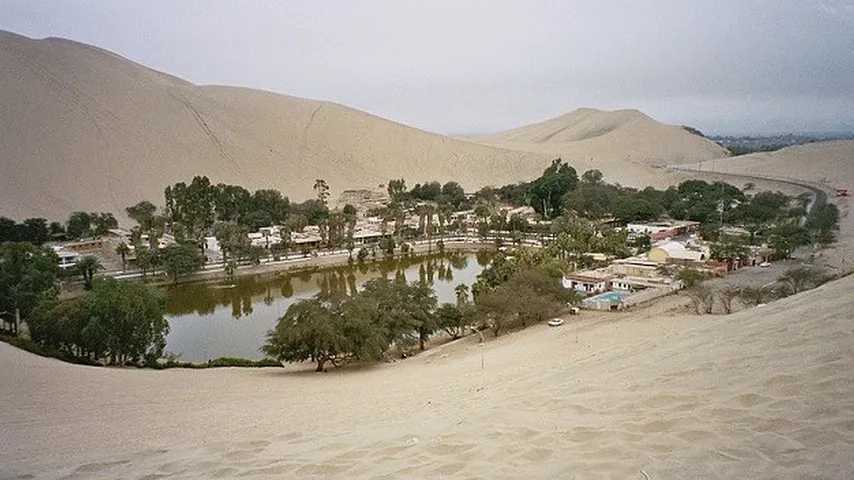 Un oasis en medio de un desierto peruano, así es el centro turístico de Huacachina. (Foto: Wikimedia)