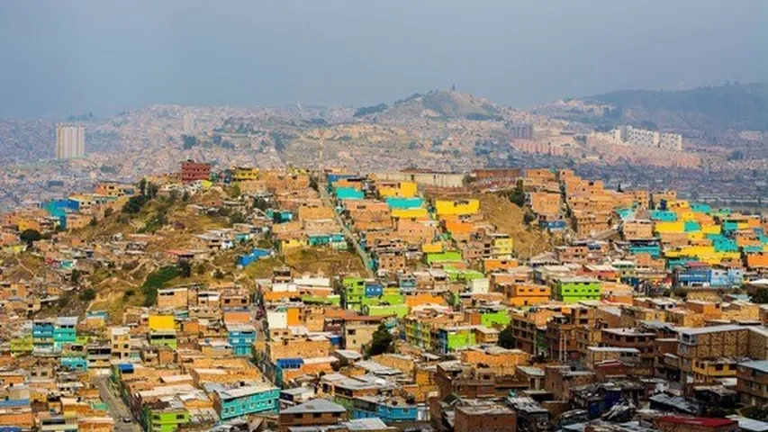 Bogotá una ciudad de contrastes moderna y dinámica, pero también tradicional y colorida. (Foto: Freepik)