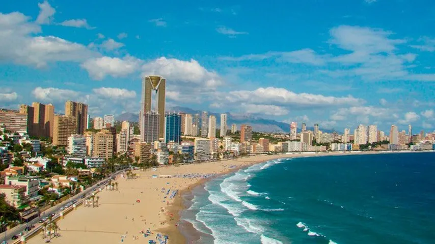 Benidorm, una ciudad irreconocible este año. (Imagen de ledinaa en Pixabay)