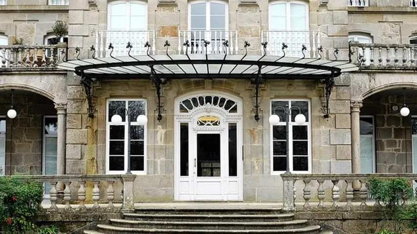 Entrada al Gran Hotel. Balneario de Mondariz, en Pontevedra (Foto: Wikimedia)