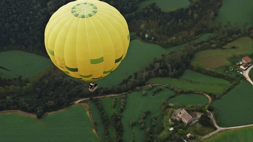 Vuelo en globo en La Garrocha comarca de la provincia catalana de Gerona. (Foto: Wikimedia)