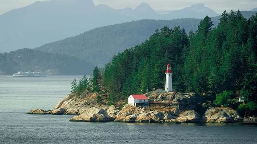 Vista de la costa con un faro de la Isla de Vancouver. (Foto: Pixabay)