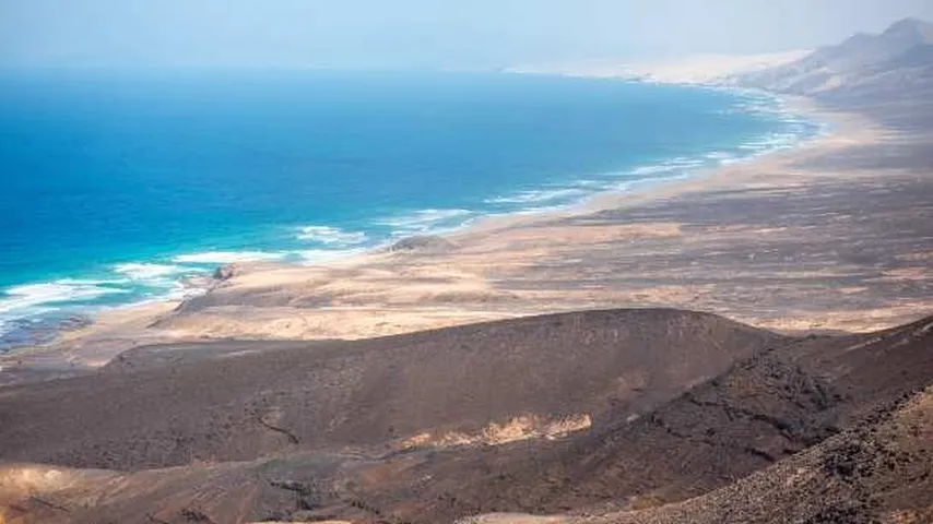 Las increíbles vistas de la playa de Cofete. (Foto: Envato)