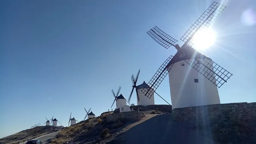 Una escapada literaria con Don Quijote para ver los molinos de su novela.  (Foto: Wikimedia)