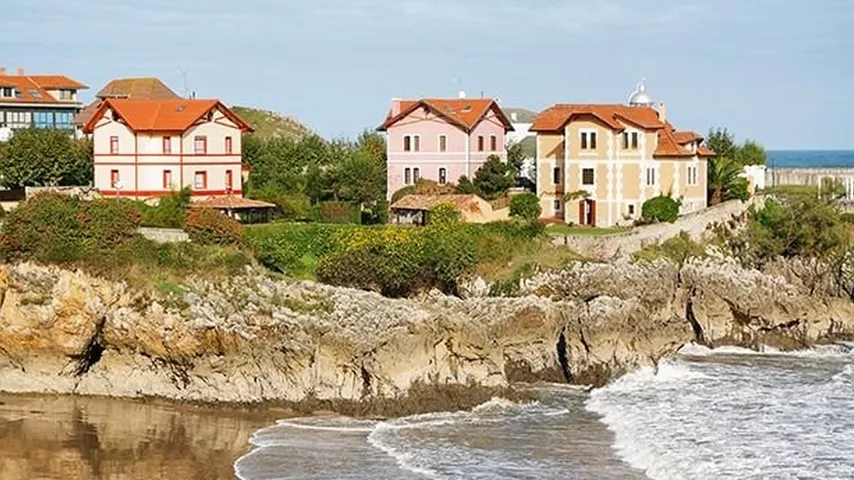 Llanes es uno de los diez pueblos más buscados de España para visitar. (Foto: Envato)