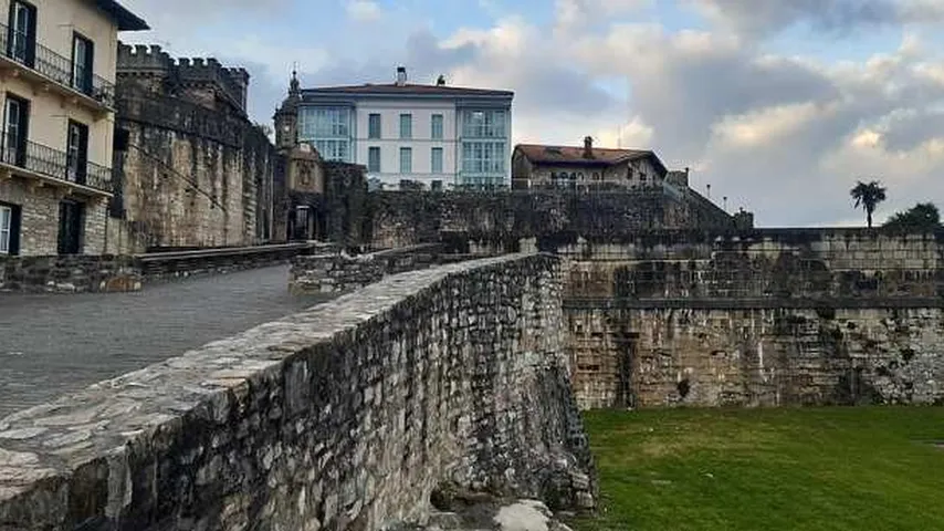 La Puerta de Santa María de Hondarribia, en las murallas. (Foto: Wikimedia)